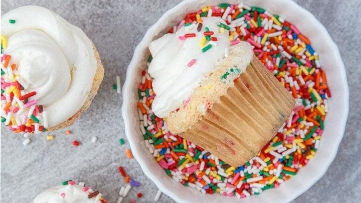 Cupcakes Funfetti con granella colorata.
