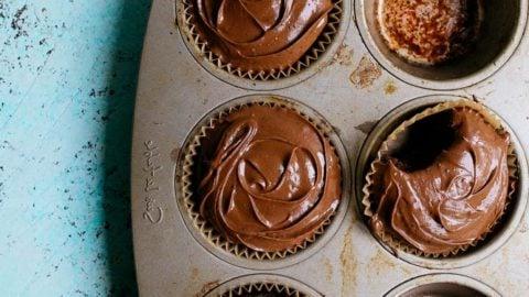 Cupcakes vegani al cioccolato, senza ingredienti animali.