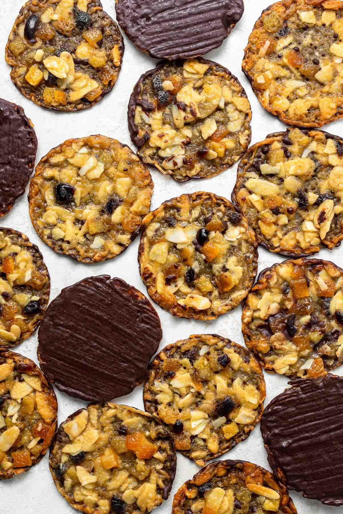 Biscotti Fiorentini con base di cioccolato.