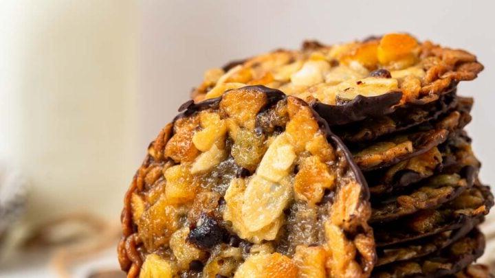 Biscotto Fiorentino intinto nel cioccolato.