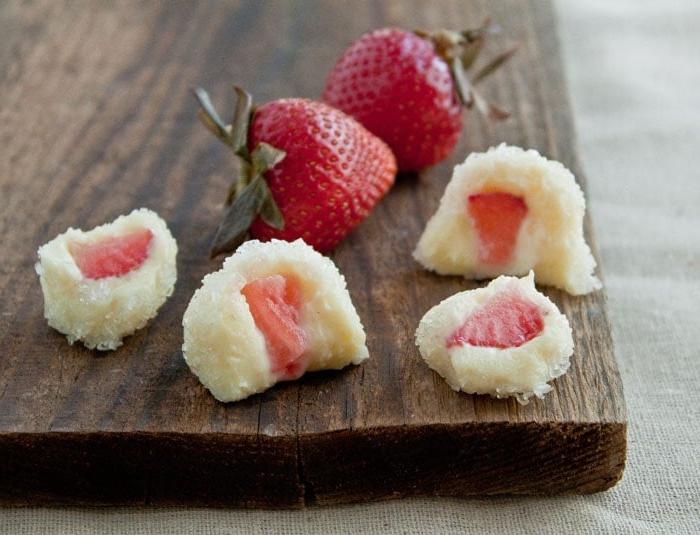 Primo piano di tartufi allo yogurt greco con cioccolato bianco
