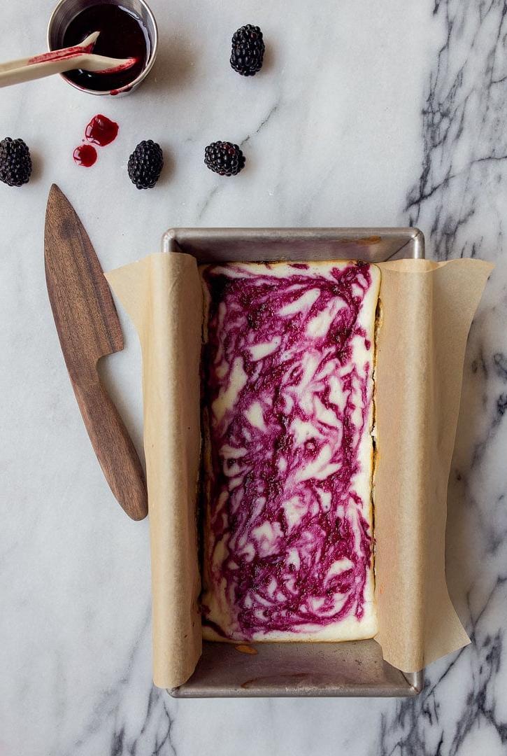 La bellezza dei Brownies al Cheesecake e More appena sfornati, con il loro vortice viola.