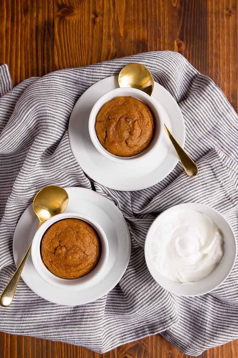 Torta di zucca per due preparata in cocotte, un ottimo modo per utilizzare la zucca avanzata nella lattina!