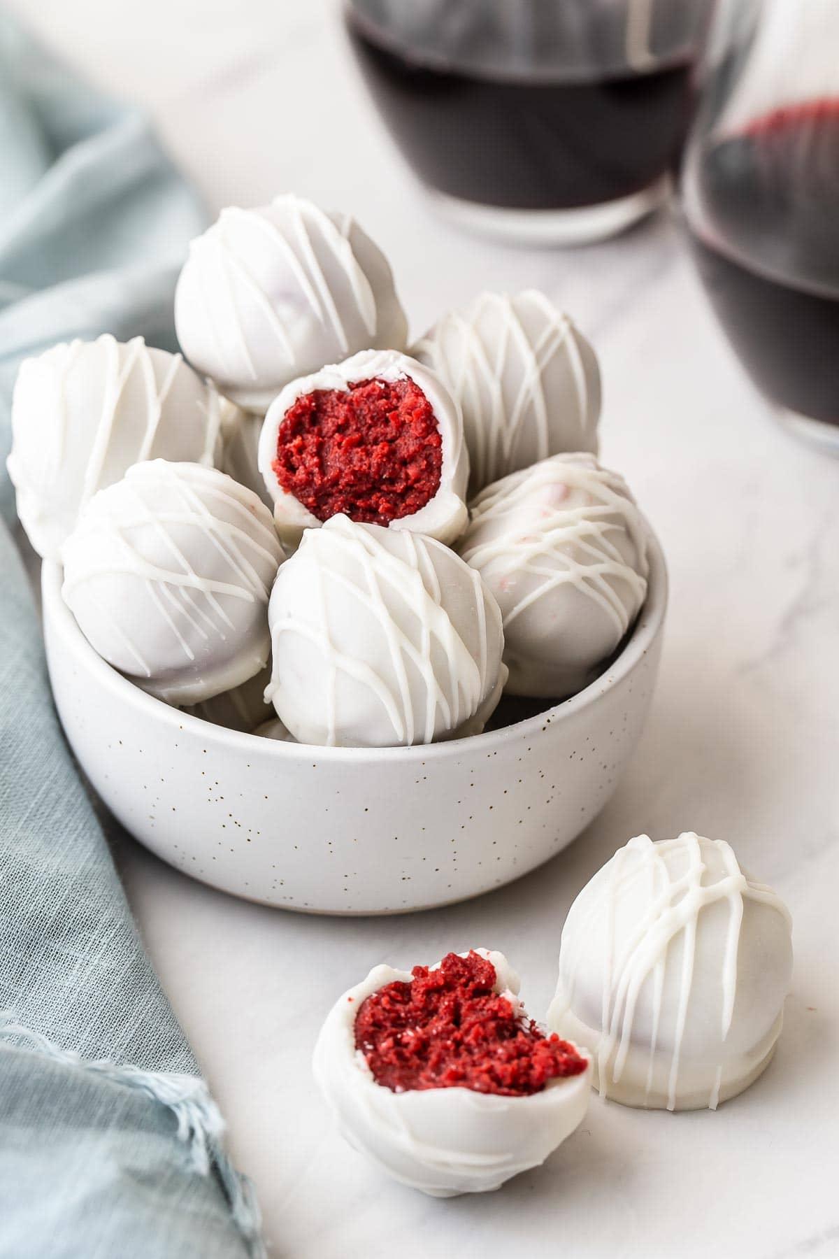 Red Velvet Cake Pops 3 Ciotola di tartufi Red Velvet con vino rosso.