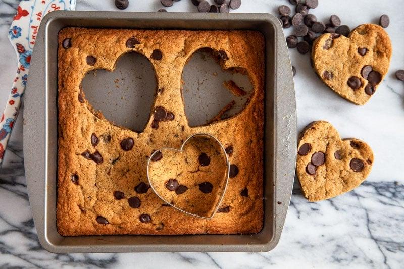 Biscotti a Forma di Cuore: Biscotti con Gocce di Cioccolato Facili da Ritagliare