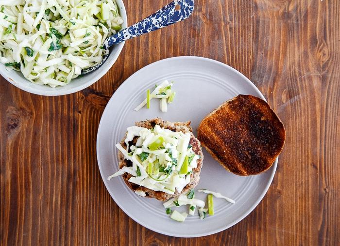 Hamburger di pollo facili con slaw di mela
