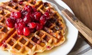 Waffle al Mirtillo Rosso e Farina di Mais + Sciroppo di Sidro 3 Waffles di Farina di Mais ai Mirtilli Rossi e Sciroppo di Sidro