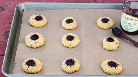 Biscotti al Burro di Arachidi e Confettura 2 Biscotti appena sfornati al Burro d'Arachidi e Marmellata con ripieno di marmellata di mora