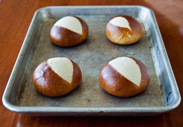**Budino di Pane Pretzel Soffice al Cioccolato** 3 Fette di pane di pretzel pronte per l'assemblaggio del budino