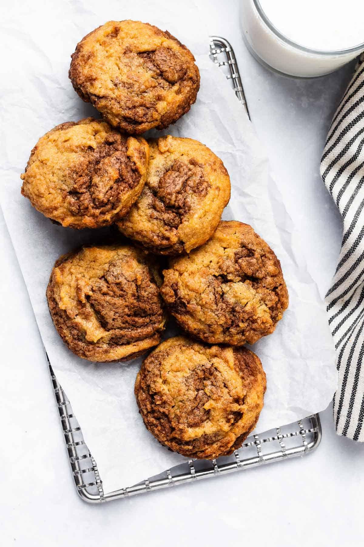 Biscotti al Burro di Arachidi e Nutella 3 Piatto di dessert con bicchiere di latte e tovagliolo di stoffa a lato.