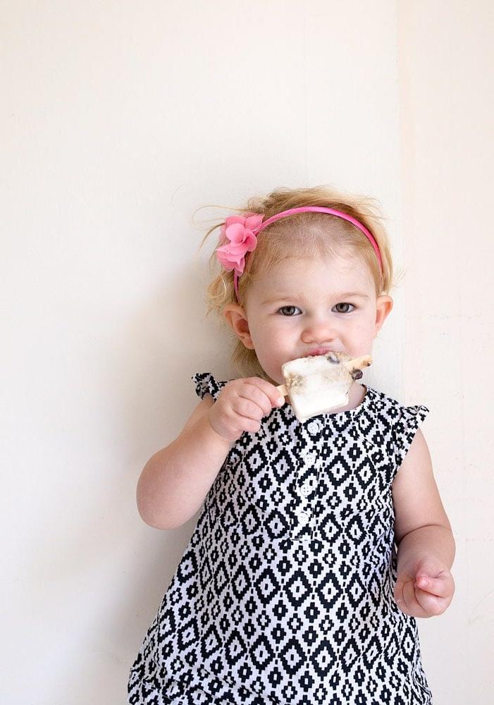 Gelati biscotti e latte per bambini, un dessert estivo delizioso e facile da preparare.
