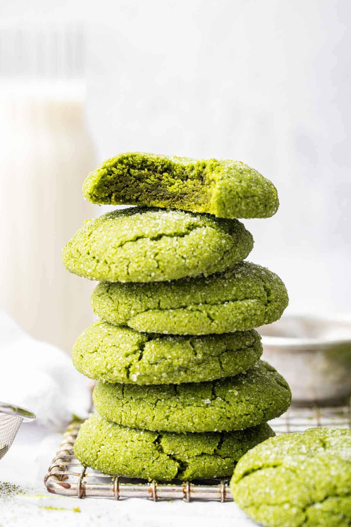 Biscotti al Tè Verde Matcha 3 Pila di biscotti al tè verde matcha di colore verde brillante, con un morso mancante dal biscotto superiore.