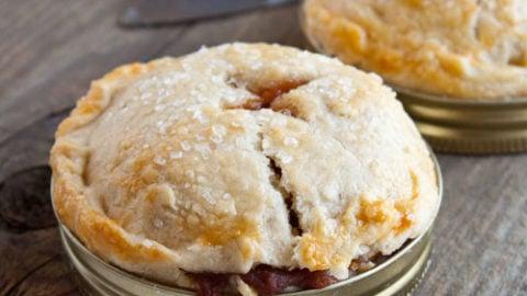 **Crostatine nei coperchi dei barattoli {video}** 3 Mini Crostate di Pesche nei Coperchi dei Vasetti Mason