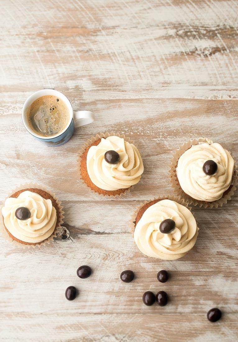 Cupcakes al Tiramisù per Due, ricetta per piccole porzioni. La ricetta rende 4 cupcakes. Cupcakes alla vaniglia con bagna al caffè-Kahlua e glassa al mascarpone.