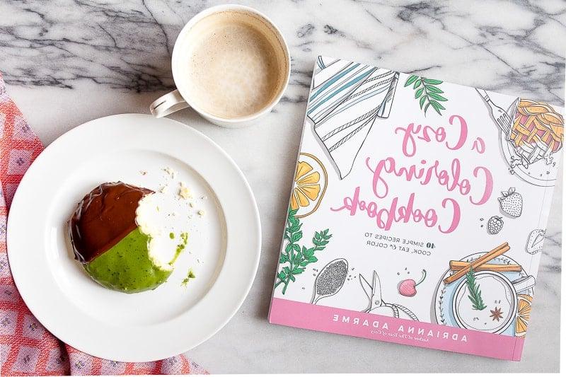 Biscotti al Matcha: un'armonia di sapori Biscotti bianchi e neri al Matcha su griglia