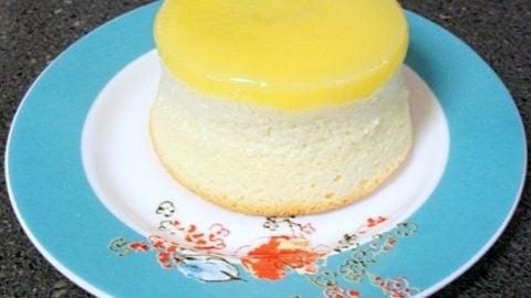 **Tortine Budino al Limone e Latticello** 2 Torta Budino al Limone pronta per essere servita su un piatto