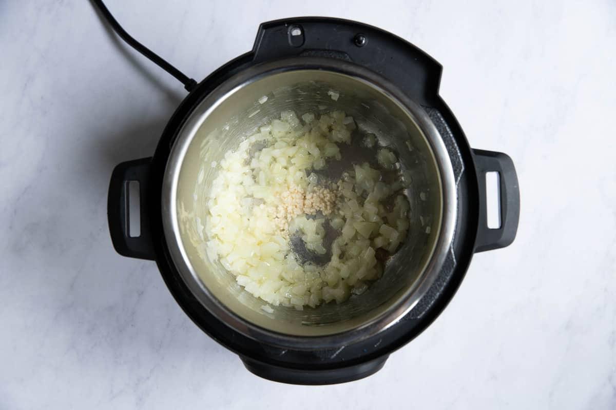 Cipolle e aglio nella Instant Pot.