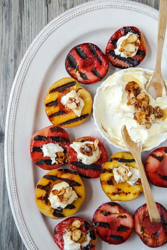 Pesche e prugne grigliate con salsa al mascarpone e mandorle