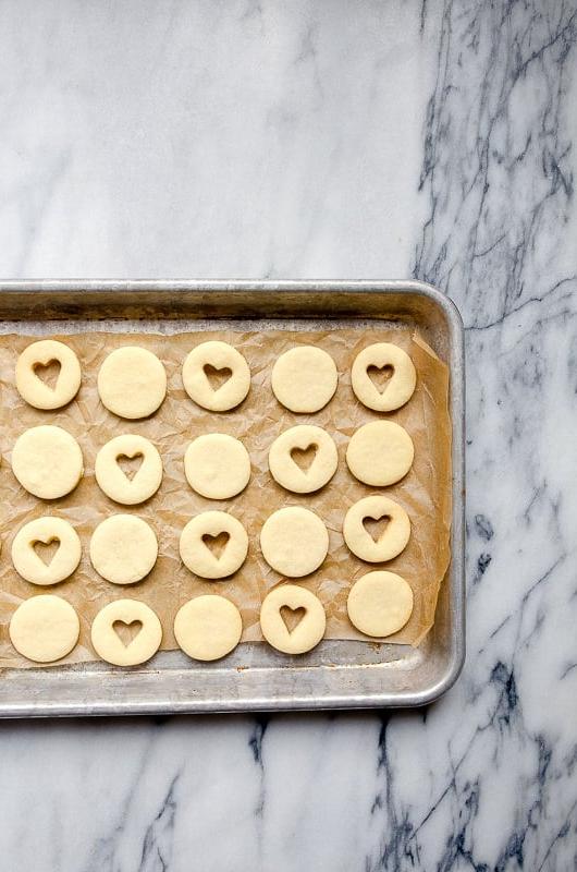 Mini biscotti Linzer a forma di cuore