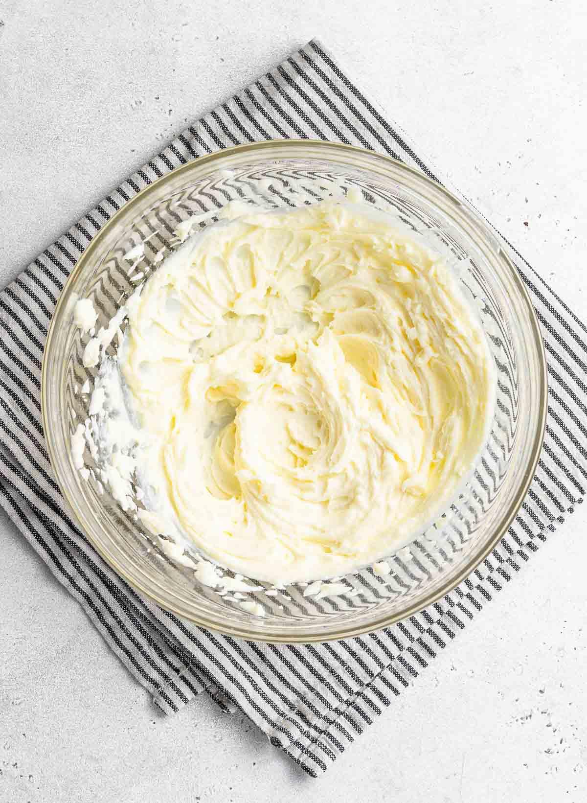 Ciotola di glassa montata al formaggio spalmabile e limone.