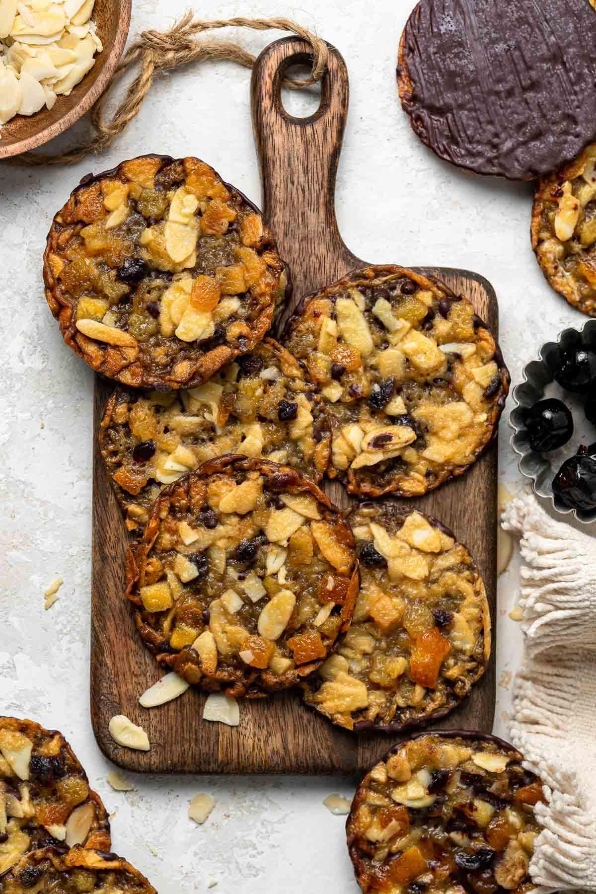 Biscotti Fiorentini distesi su un tagliere di legno.