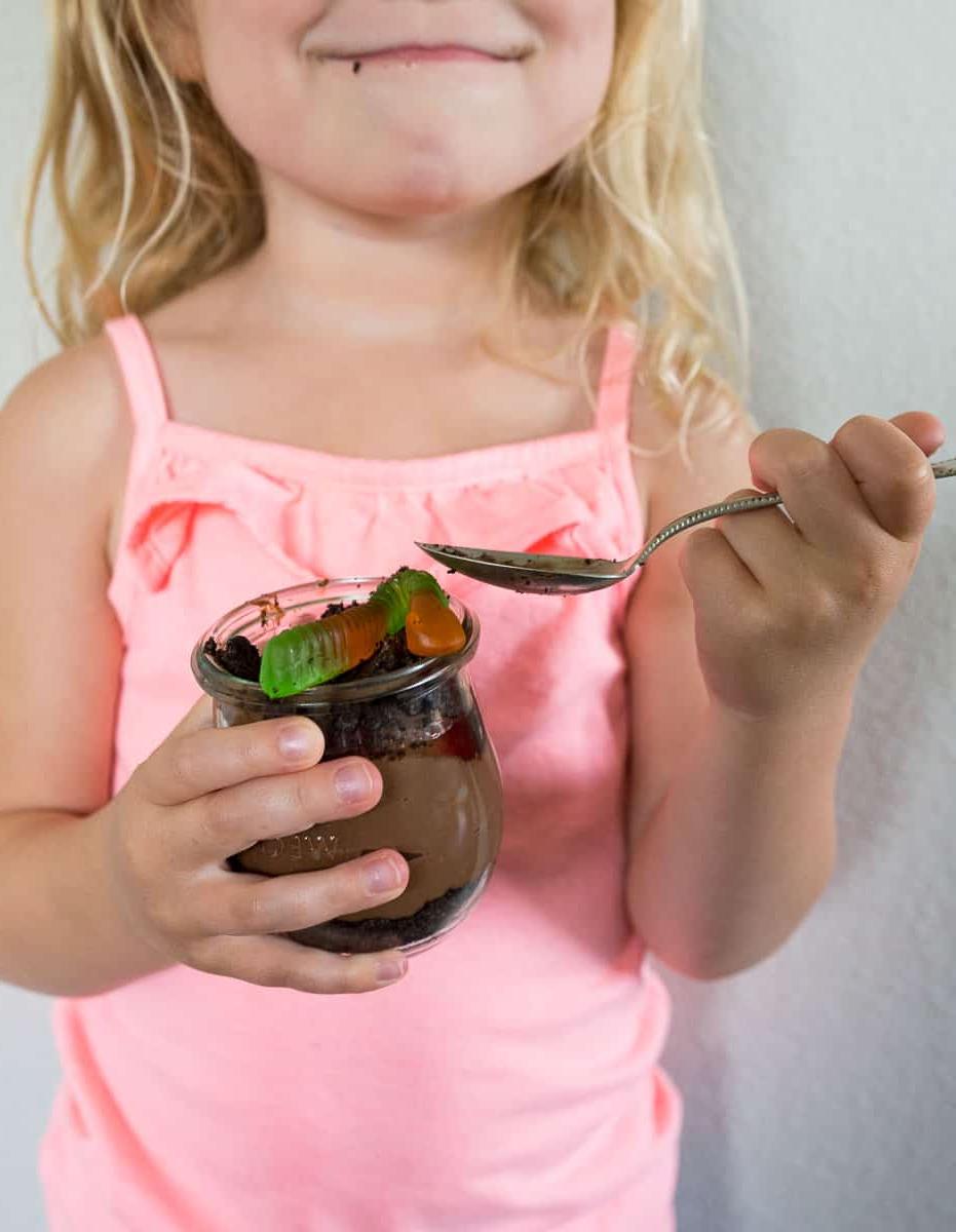 bambino che mangia budino terra