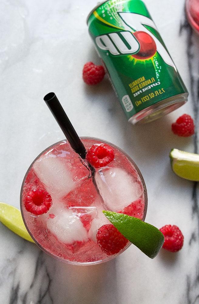 Limeade fresco ai lamponi con Vodka o Rum per un drink estivo con alcol!