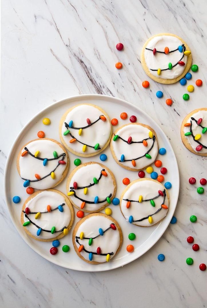 Biscotti Luci di Natale per Babbo Natale: Ricetta di biscotti al burro in piccola quantità con glassa reale facile e M&Ms colorati.