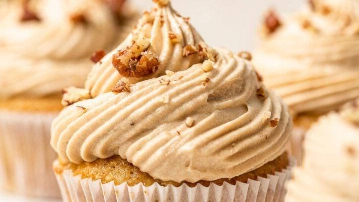 Cupcakes Hummingbird con banana, ananas e noci.