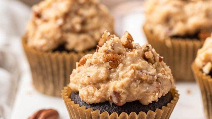 Cupcakes al cioccolato tedesco con glassa di cocco e noci.