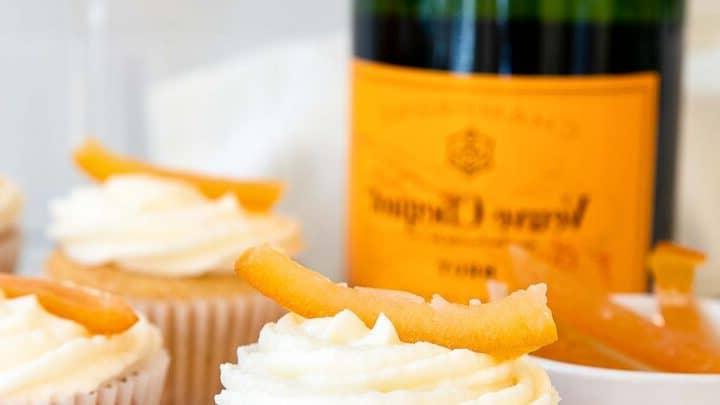 Cupcakes al gusto di champagne, perfetti per le celebrazioni.