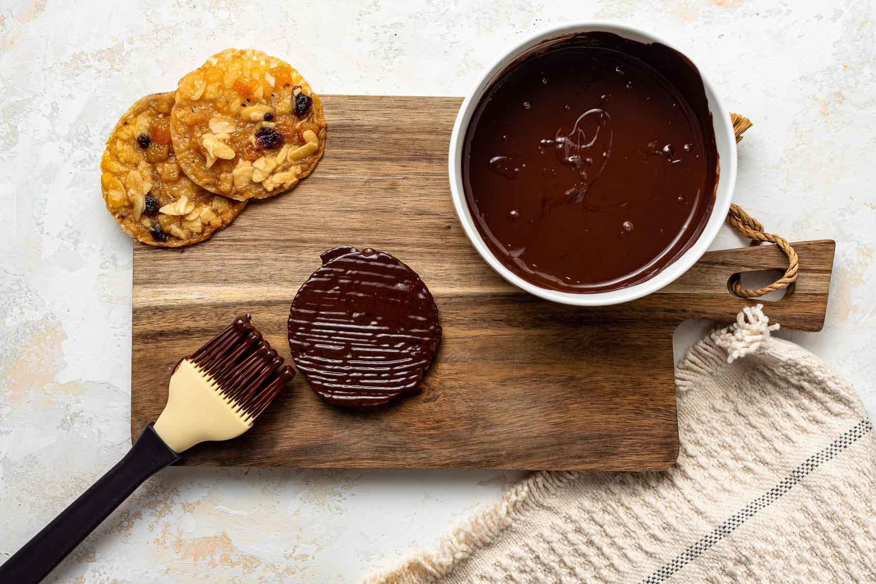 Spalmare il cioccolato sulla parte inferiore dei biscotti.