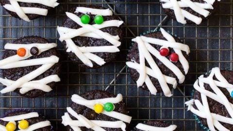 Cupcakes a forma di mummia per Halloween.