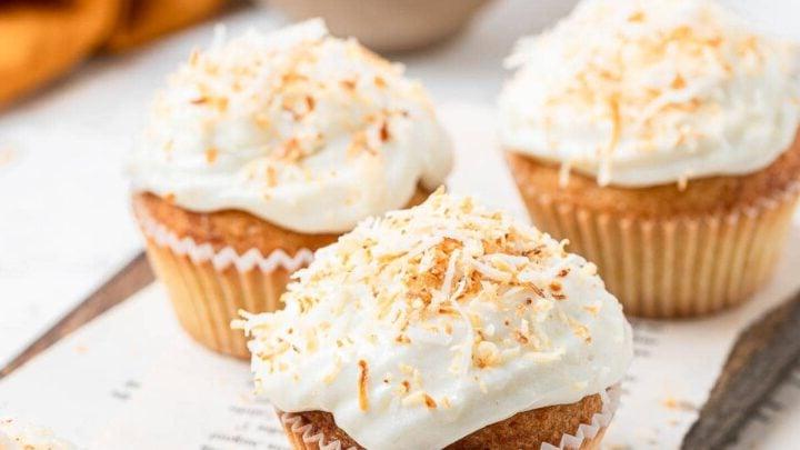 Cupcakes al cocco, ricchi di sapore tropicale.