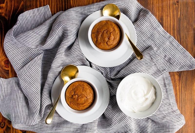 Torta di zucca fatta in cocotte per servire due. Anche vegana, così facile!