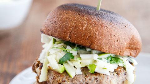 Cena per Due: Hamburger di Pollo al Rosmarino e Mela + Coleslaw 2 Cena per Due: Hamburger di Pollo al Rosmarino e Mela + Slaw