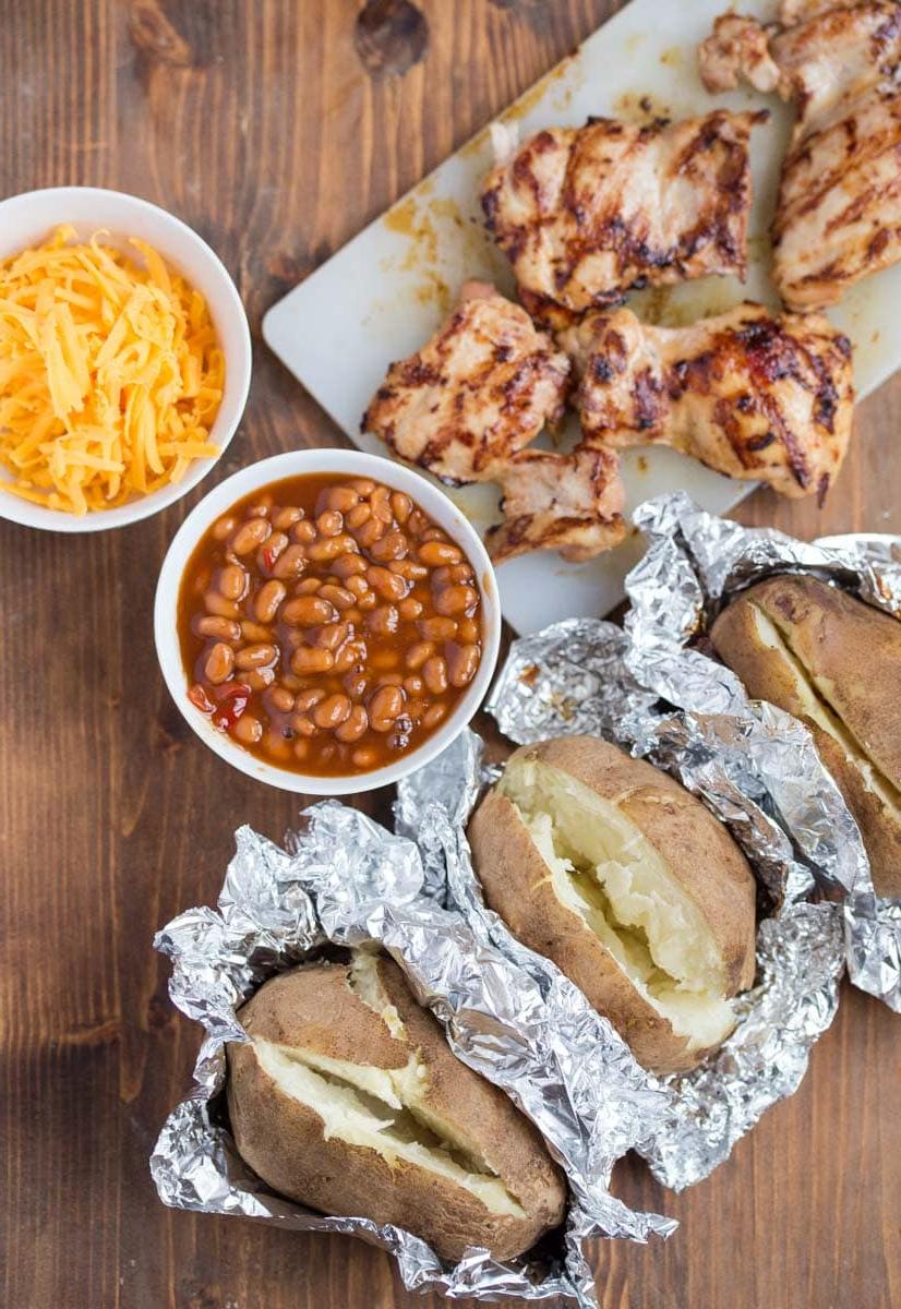 Patate ripiene: Patate ripiene di pollo al barbecue con fagioli al forno