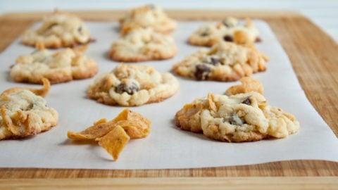 Biscotti con Gocce di Cioccolato Fritti 4 Biscotti Fritos al Cioccolato su un piatto, pronti per essere serviti