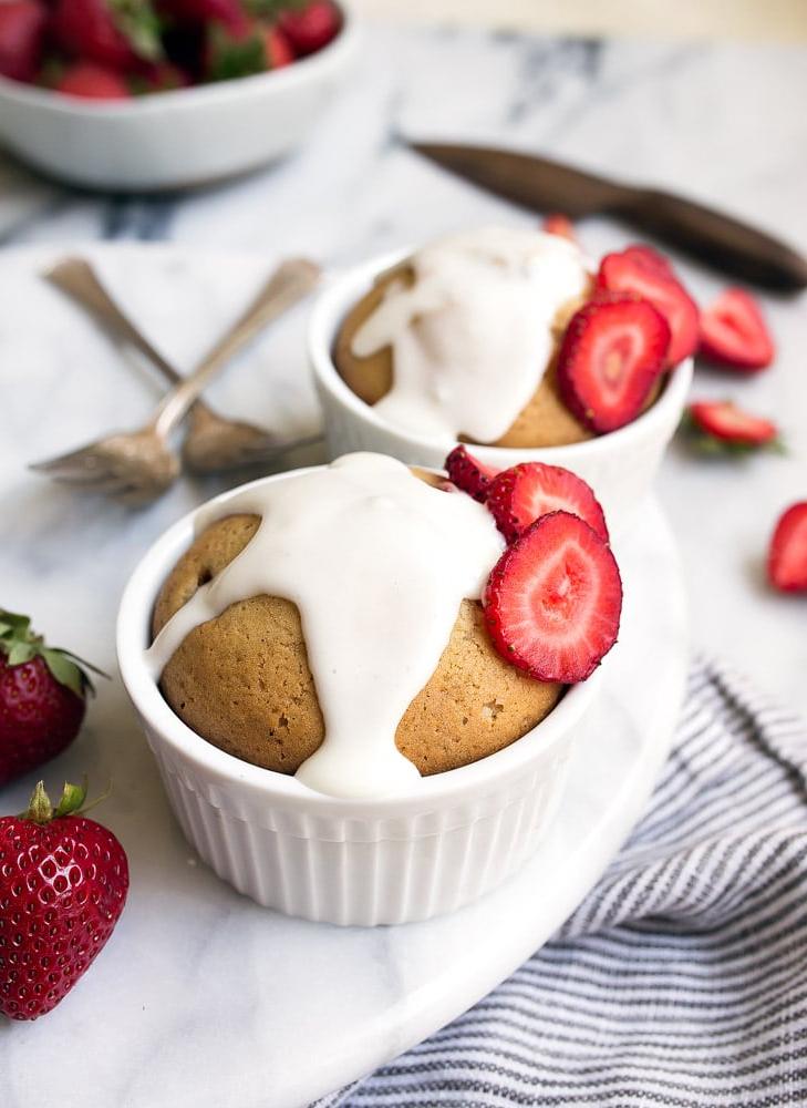 Torta alle fragole per due 4 Torta alle fragole con fragole fresche cotta nei ramekin per una piccola porzione di torta.