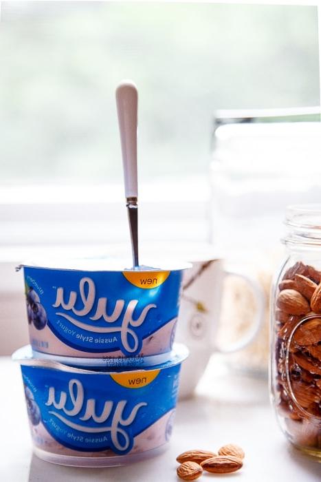 Yogurt cremoso e denso in una ciotola con semi di lino, fiocchi d'avena e mirtilli freschi
