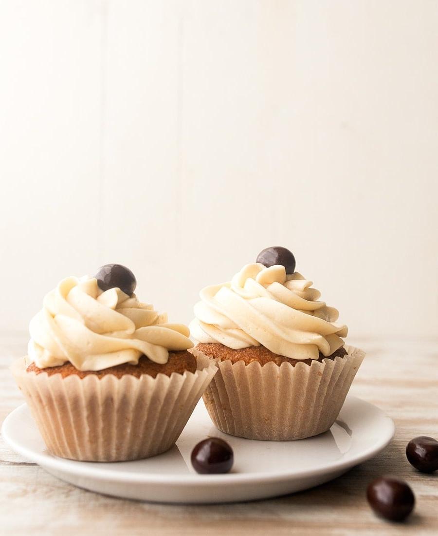 Cupcakes al Tiramisù per Due, ricetta per piccole porzioni. La ricetta rende 4 cupcakes. Cupcakes alla vaniglia con bagna al caffè-Kahlua e glassa al mascarpone.