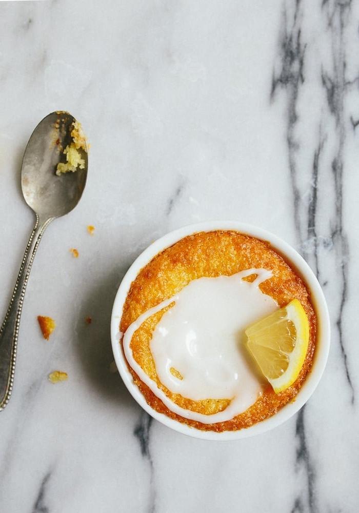 Torta fatta in cocotte per servire due. Torte al limone.
