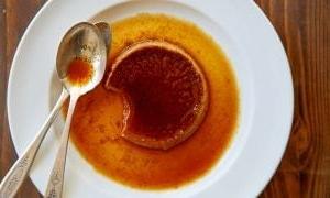 Flan al Pan di Zenzero 4 Flan allo Zenzero pronto per essere rovesciato e servito con il suo caramello.