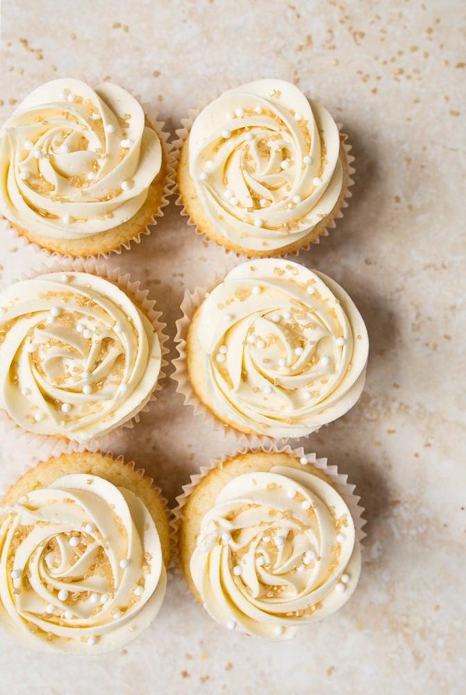 Cupcake torta nuziale al mandorla con rose di crema al burro bianche perfette.