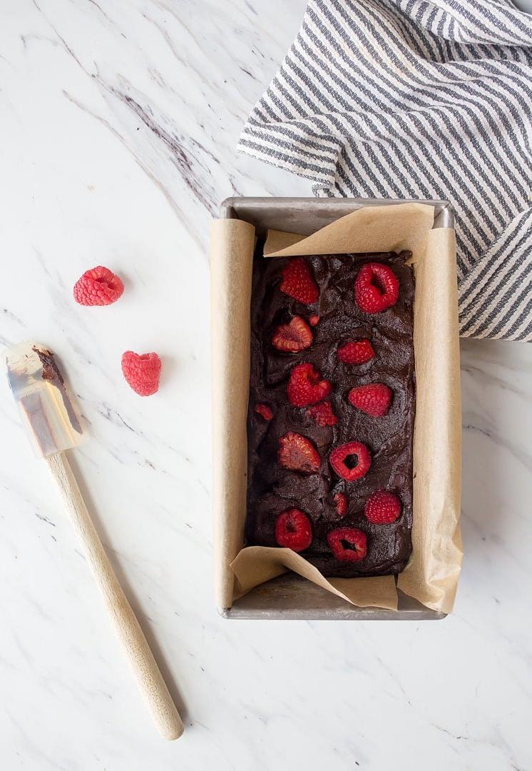 Brownies ai Lamponi per Due. Piccola porzione di brownies per due. Dolce al lampone per due. Dessert al cioccolato di San Valentino per due!