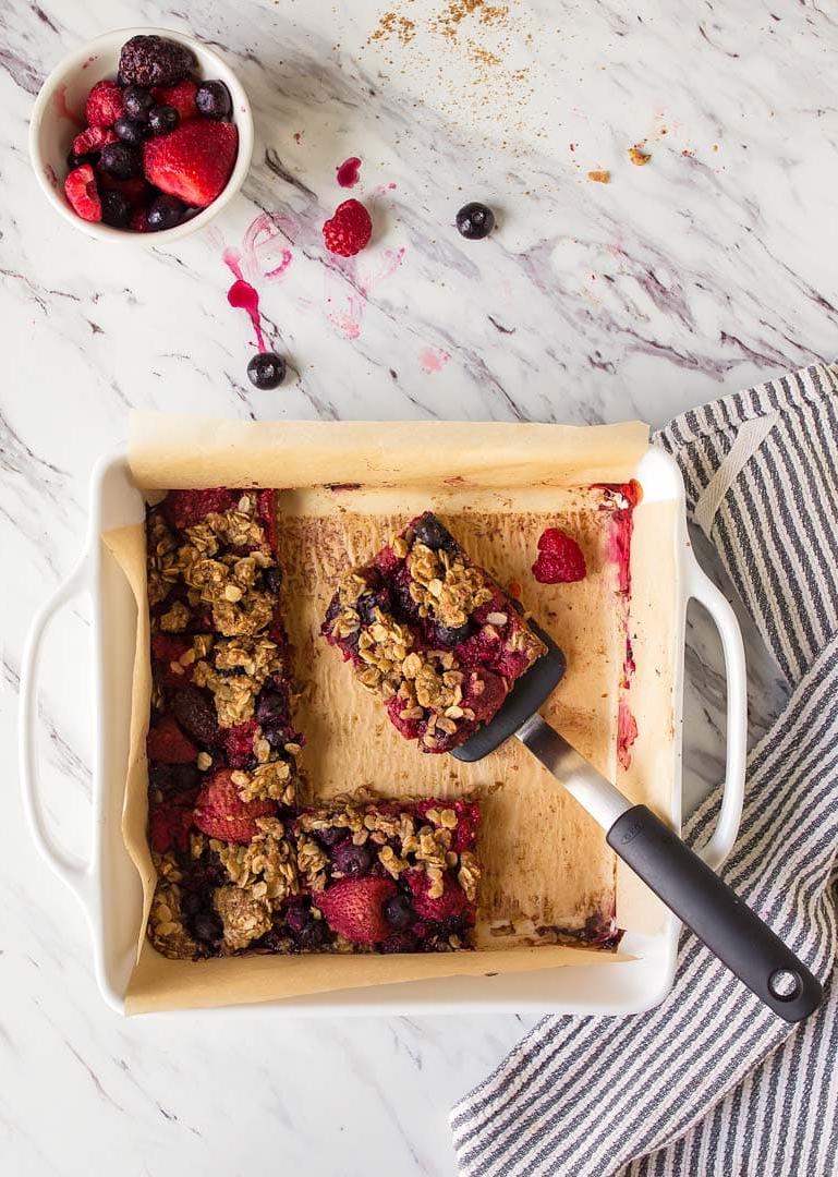 Ricetta Barrette di Avena ai Frutti di Bosco: Facili da preparare, perfette per una colazione sana e nutriente per tutta la famiglia.