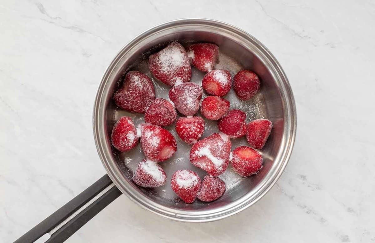 Fragole in una piccola pentola.