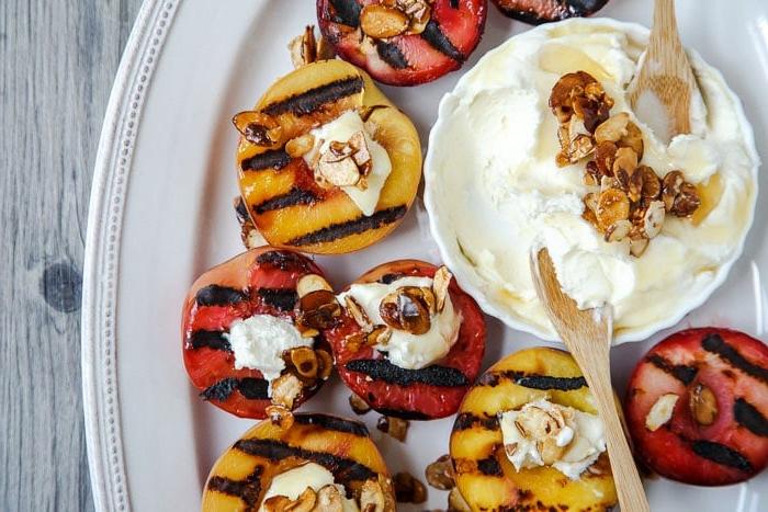 Frutta a nocciolo grigliata con mascarpone e mandorle candite