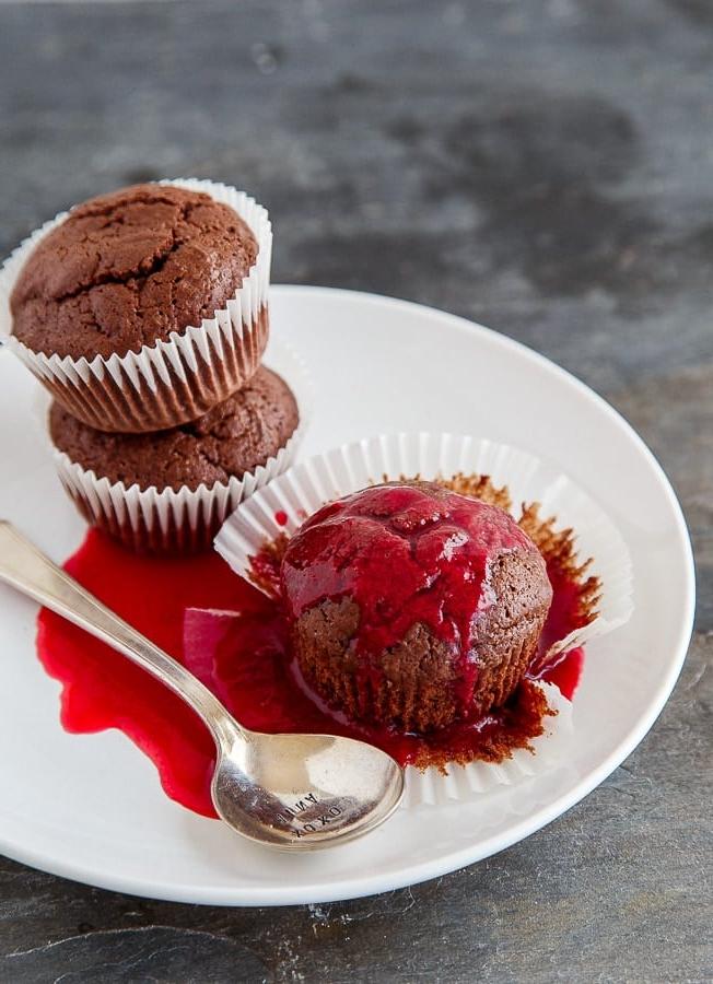 Plumcake al cioccolato con salsa di lamponi, perfetto per una merenda speciale