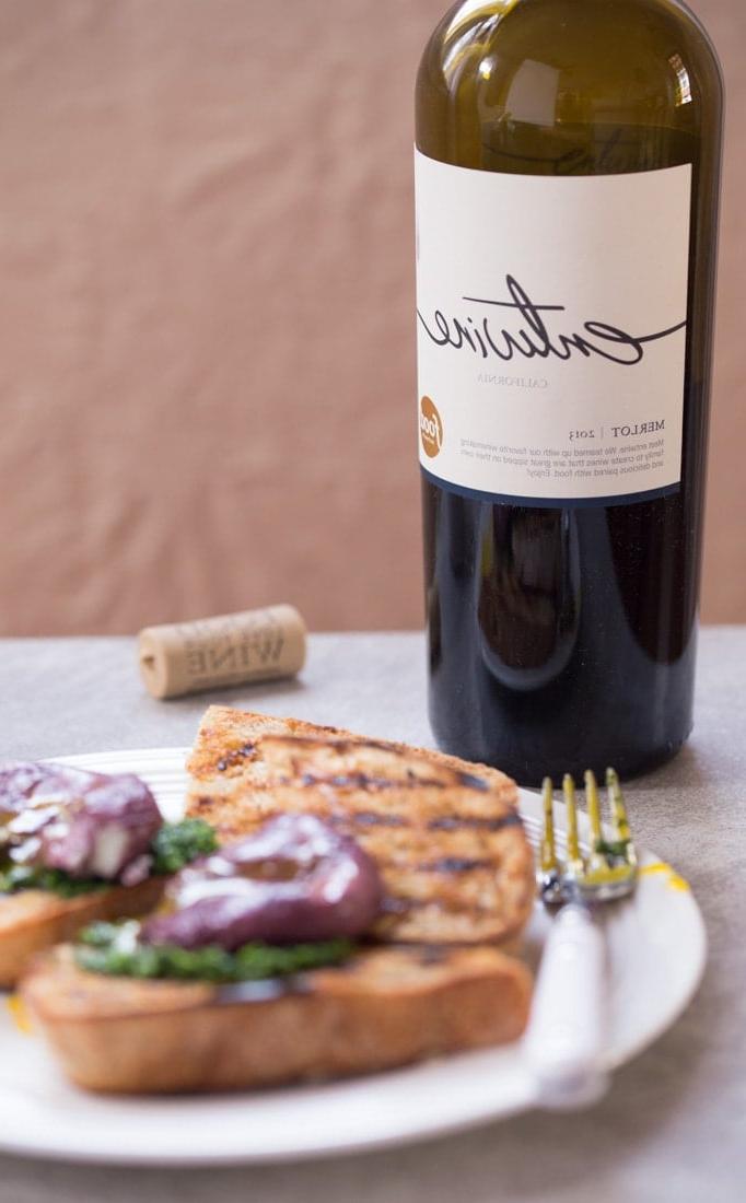 Uova in camicia al vino rosso su toast croccante